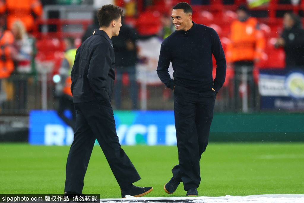 斯洛特与阿诺德的重逢：足球背后的情感纽带